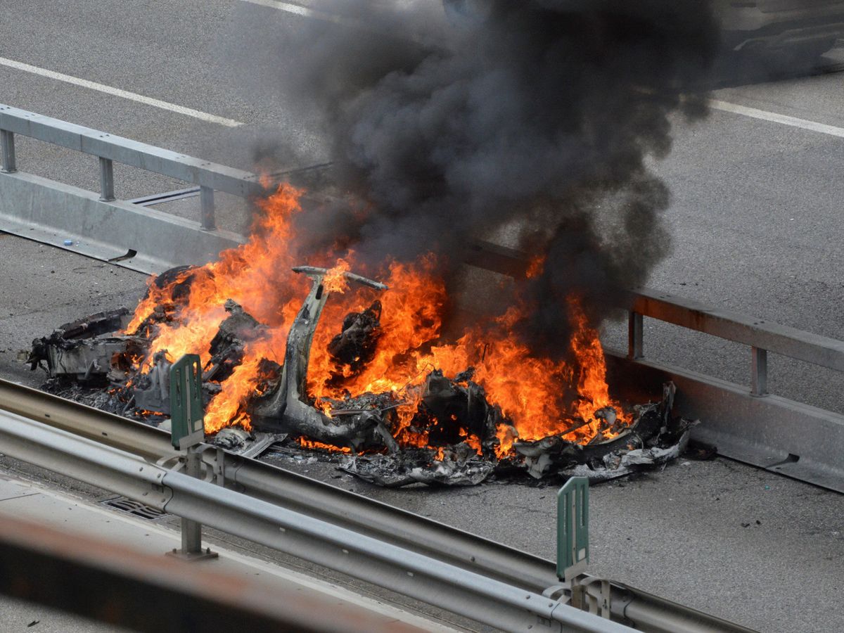 Foto: auto Tesla in fiamme dopo un incidente a Monte Senri, in Svizzera.  (Reuters)