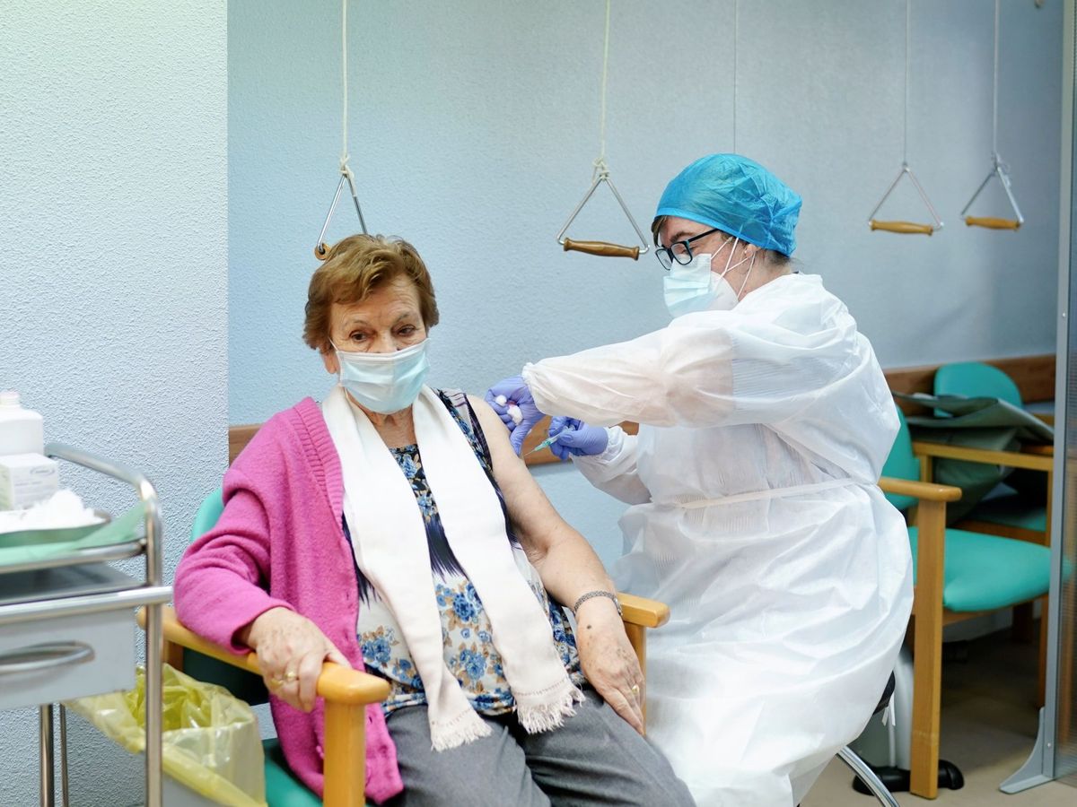 Foto: Una anciana se vacuna contra el coronavirus en Madrid. (EFE)