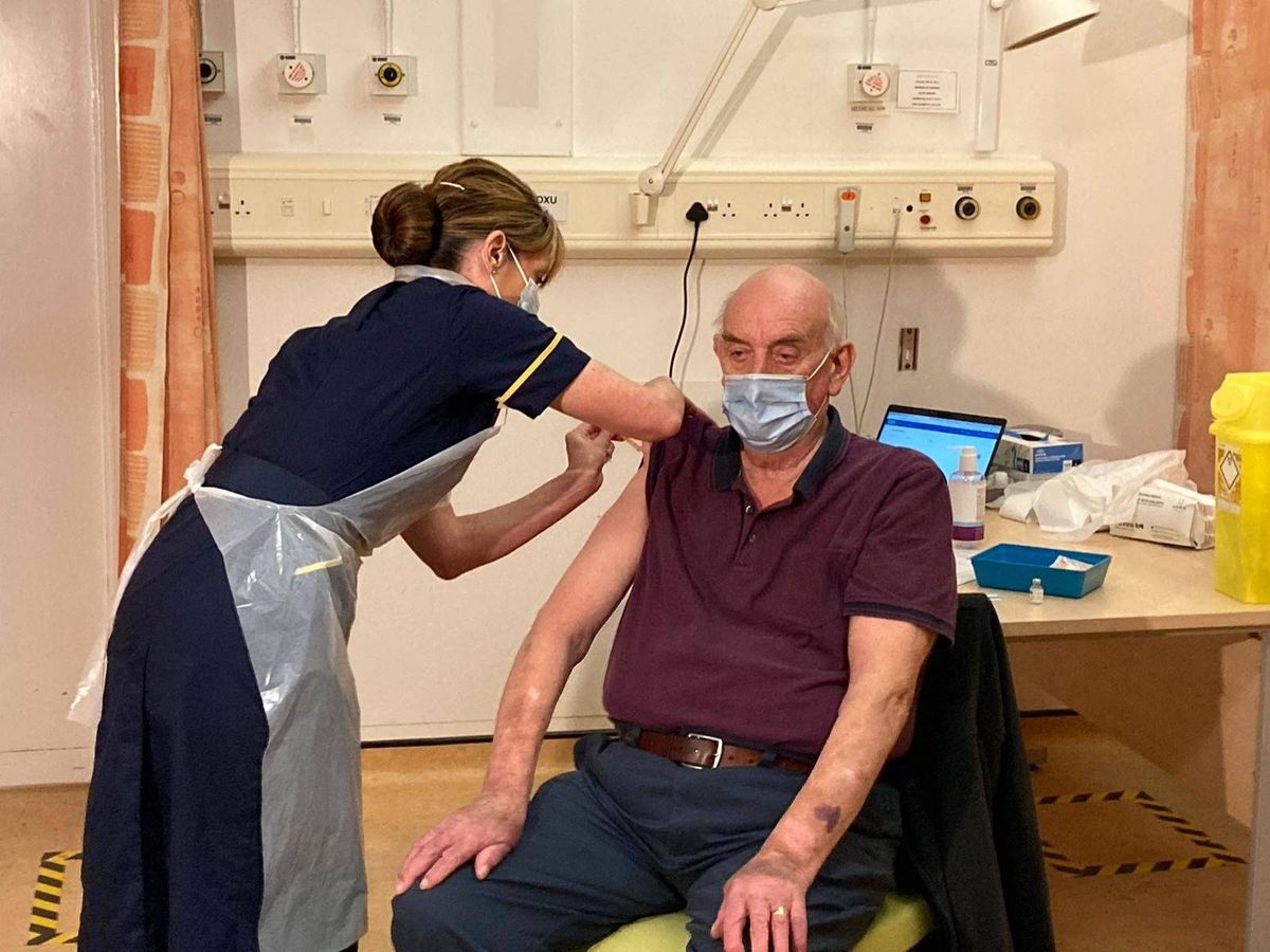 Un hombre de 82 años, el primero que recibe la vacuna de Oxford y  AstraZeneca