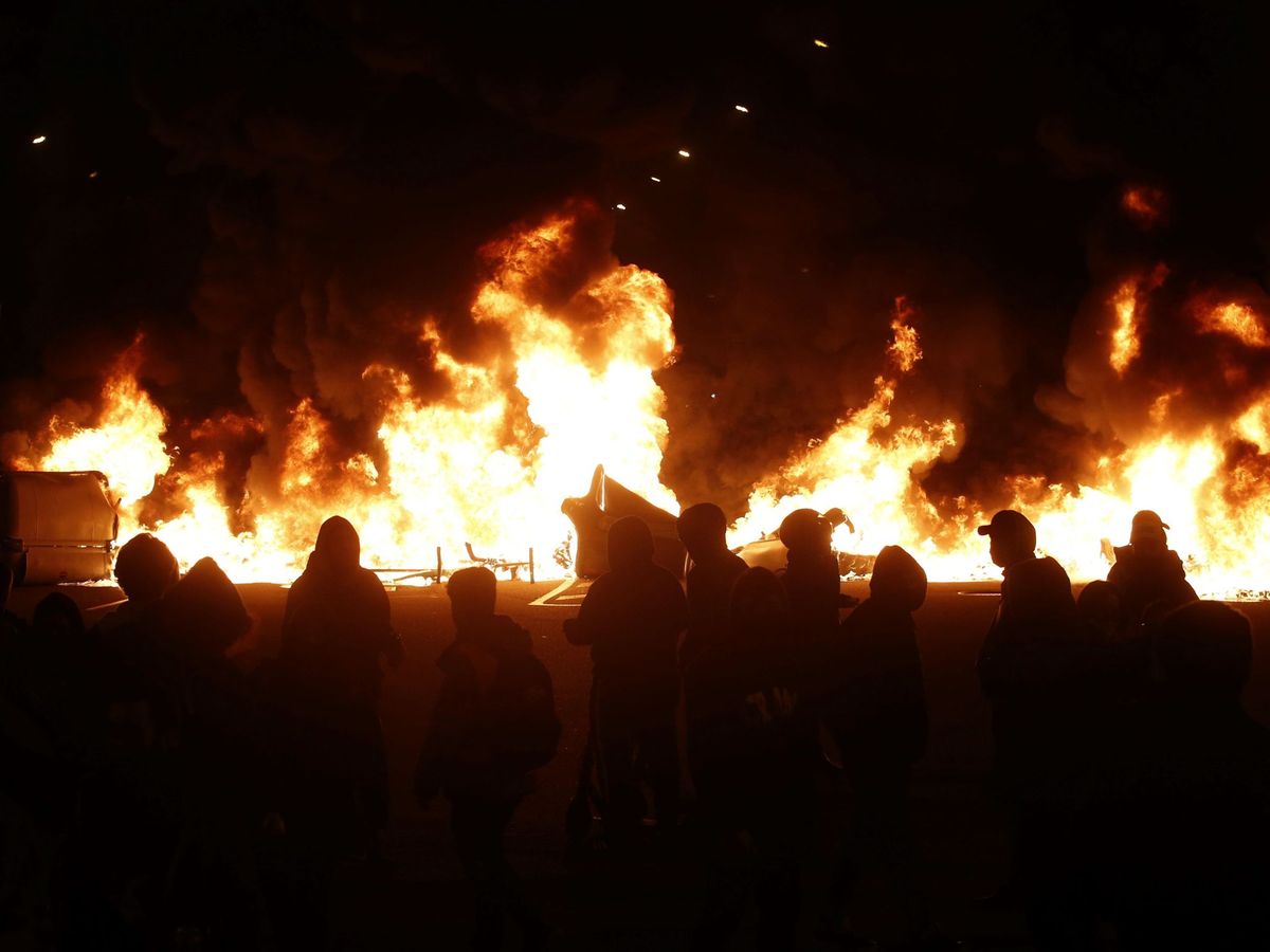 Foto: Contenedores ardiendo tras una manifestación en Barcelona. (EFE)