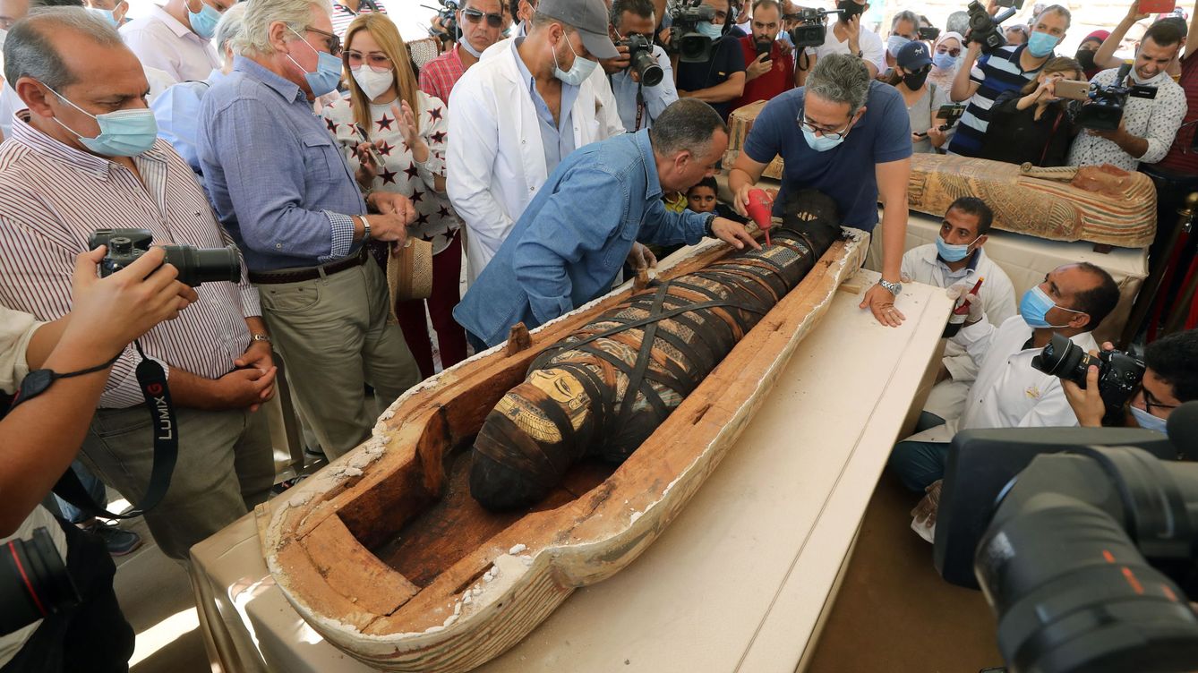 Foto: Momento de la apertura del sarcófago por las autoridades egipcias. Foto: EFE EPA KHALED ELFIQI