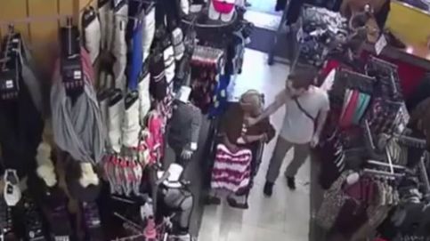 El momento en que un joven roba el dinero que una anciana de 93 años escondía en su sujetador