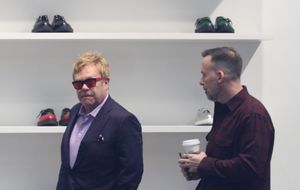 Elton John y David Furnish, una pareja de 'shopping' por Los Ángeles 