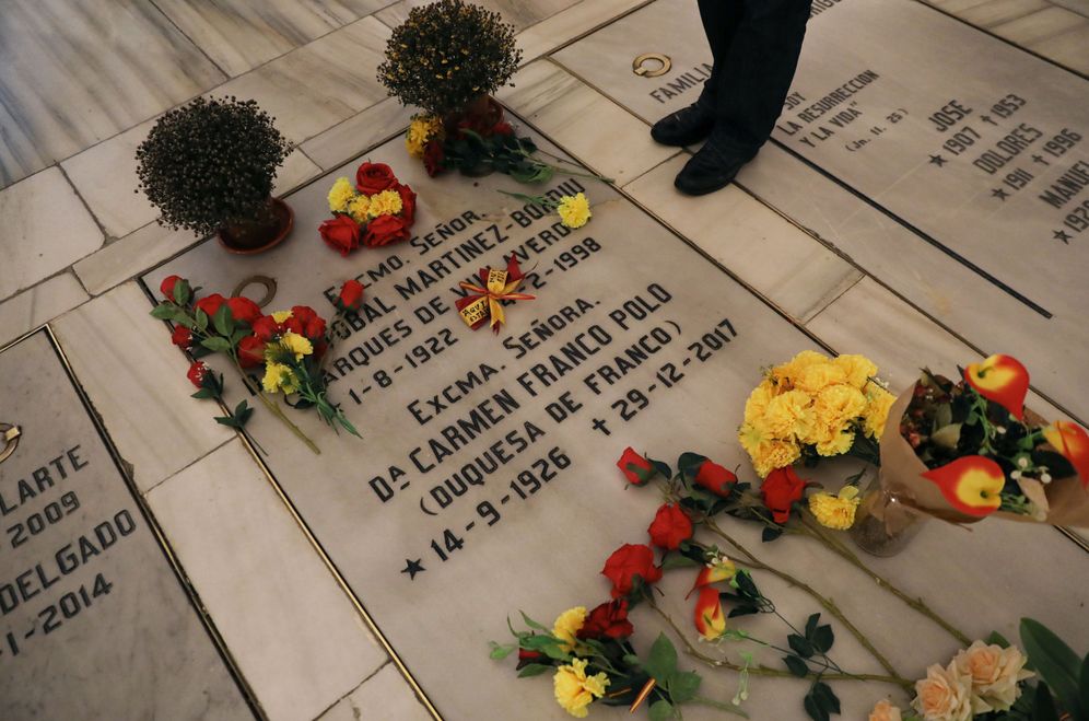 Foto: La tumba donde yace la hija de Franco y su marido y a la que sus hijos quieren llevar al dictador, en la cripta de la Almudena. (Reuters)