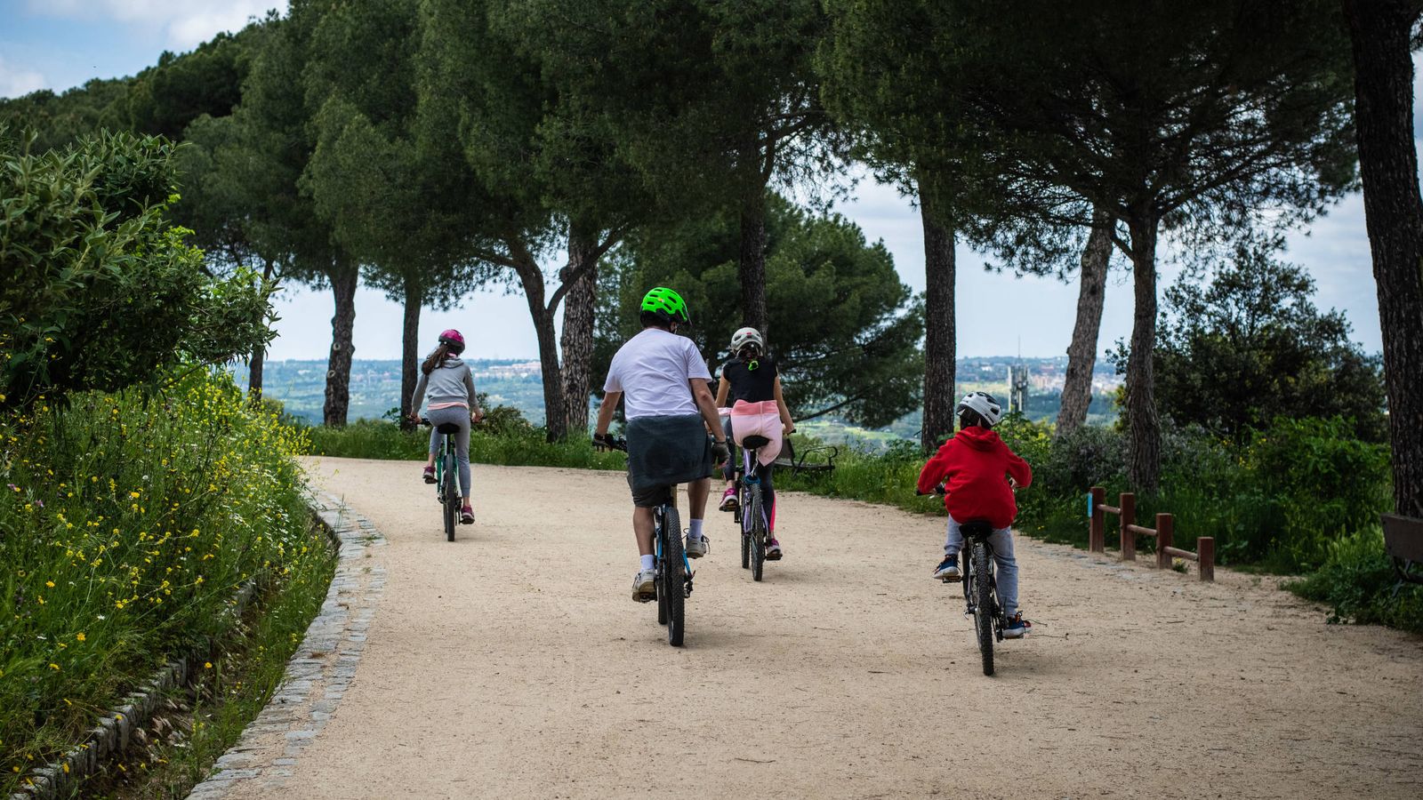 Familias enteras en bici por el parque: el desconfinamiento ya no ...