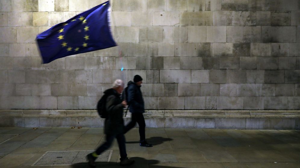 Foto: Un manifestante camina con una bandera europea. (Reuters)