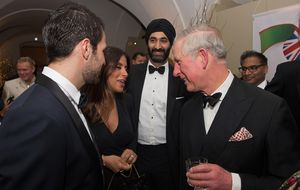 Cesc Fábregas coincide con el príncipe Carlos en la cena British Asian Trust