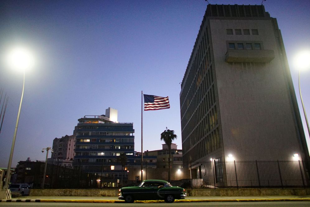 Foto: Un coche antiguo pasa delante de la Embajada de EEUU en La Habana, en enero de 2017. (Reuters)