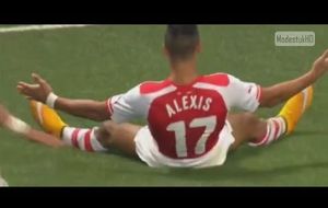 En el Arsenal, Alexis Sánchez también mete golazos de falta