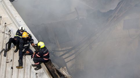 Incendio en un almacén en Bombay y Salón del Automóvil de Ginebra: el día en fotos