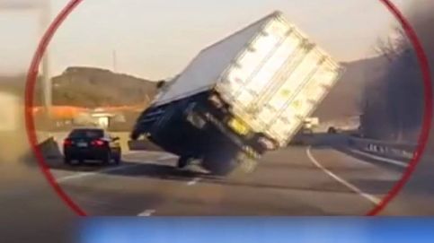 Increíble maniobra de un camionero para evitar volcar en Corea del Sur