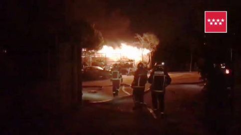 El fuego arrasa una chatarrería en Loeches (Madrid)
