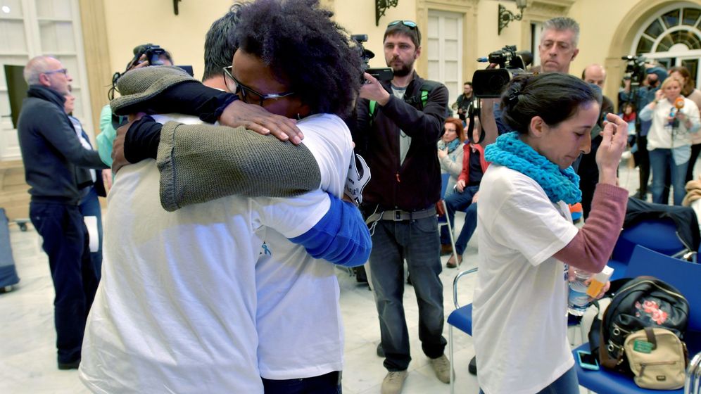 Foto: La pareja del padre de Gabriel, Ana Julia Quezada, le abraza en un acto de apoyo a la familia. (EFE)