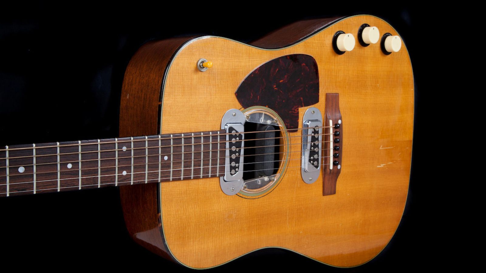 Música: La guitarra que usó Kurt Cobain antes de morir, subastada por 5,3 millones de euros