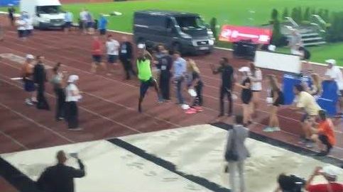 Usain Bolt ahora también prueba el salto de longitud