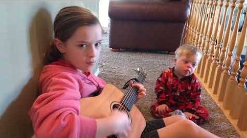 Esta niña enseña a su hermano con Síndrome de Down palabras a través de canciones