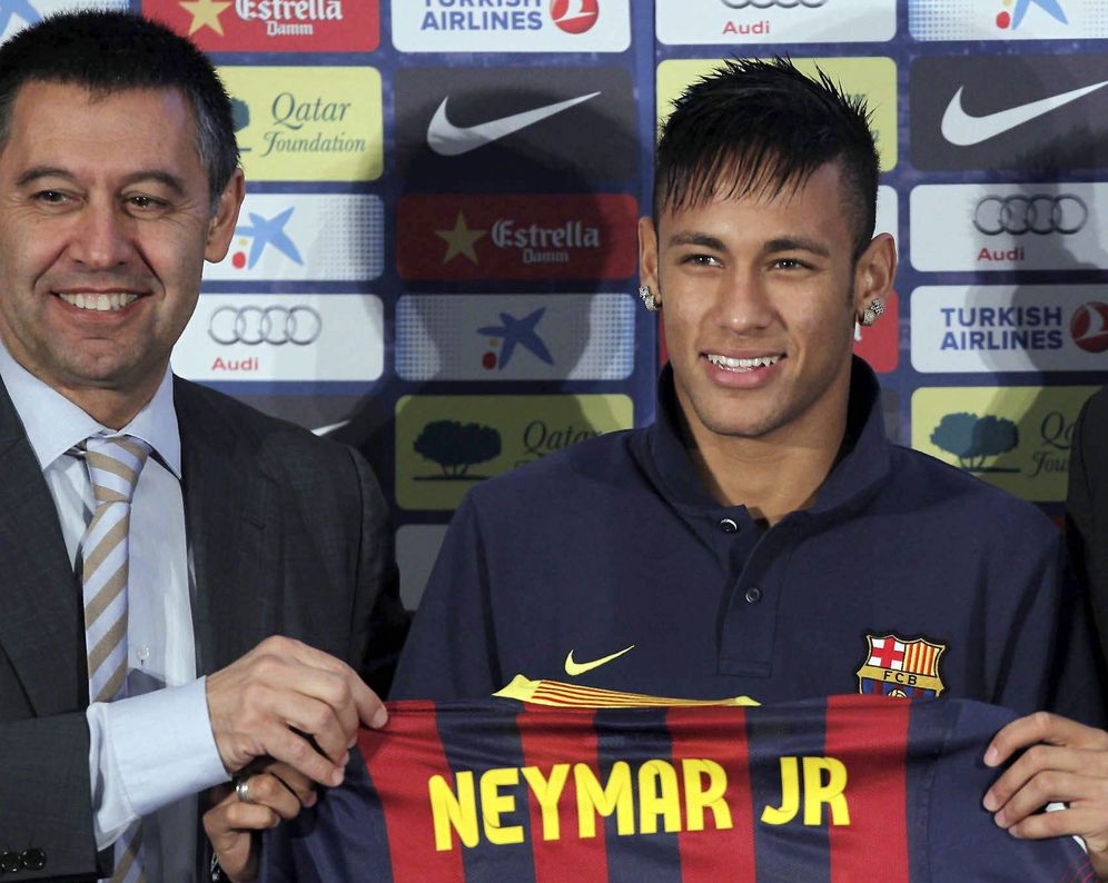 Foto: Josep Maria Bartomeu y Neymar da Silva júnior posan en la presentación del jugador en Barcelona. (EFE)