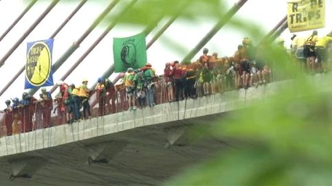 245 personas logran un récord Guinness saltando a la vez de un puente