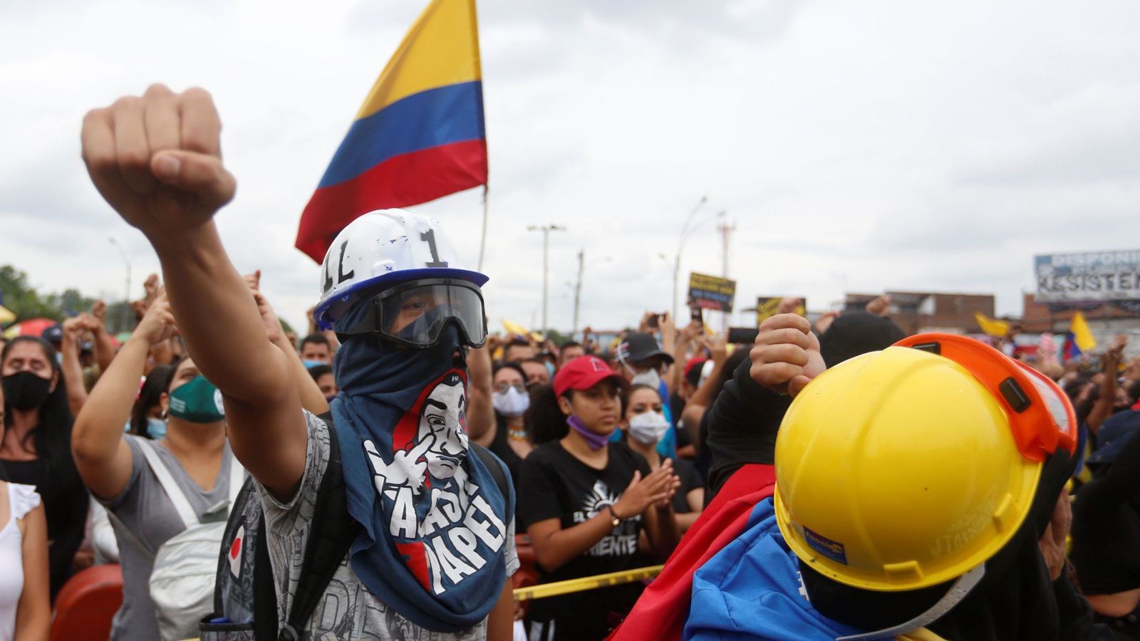 Colombia: un joven muere en más protestas y uno de los líderes deja el país  tras amenazas