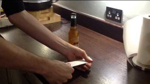 Cómo abrir un botellín de cerveza con una hoja de papel