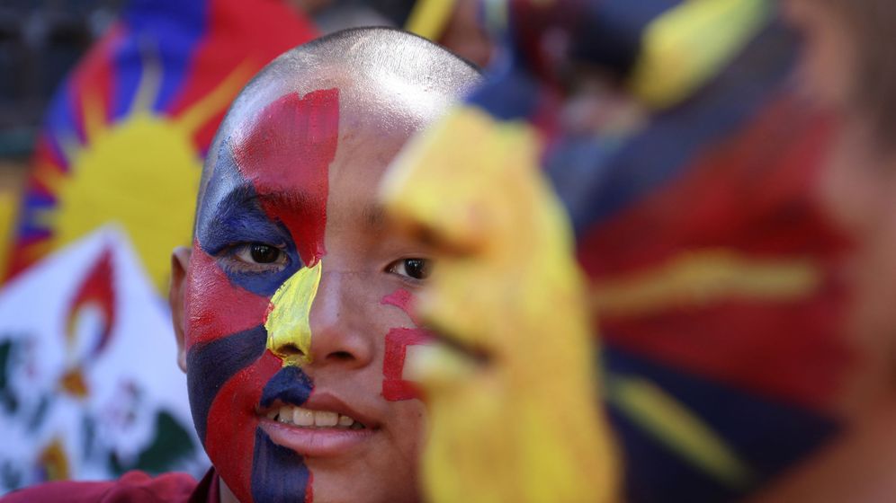 Foto: Exiliados tibetanos en Dharamsala, India, participan en una marcha de paz durante el 60Âº aniversario del Alzamiento Nacional del TÃ­bet. (EFE)