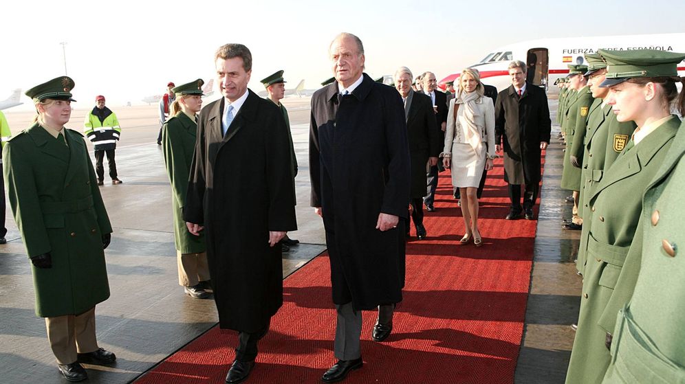 Foto: El rey Juan Carlos, en primer término; en segundo, Corinna, en 2006. (Getty)