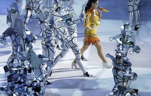 Katy Perry se luce en la Super Bowl con una espectacular puesta en escena