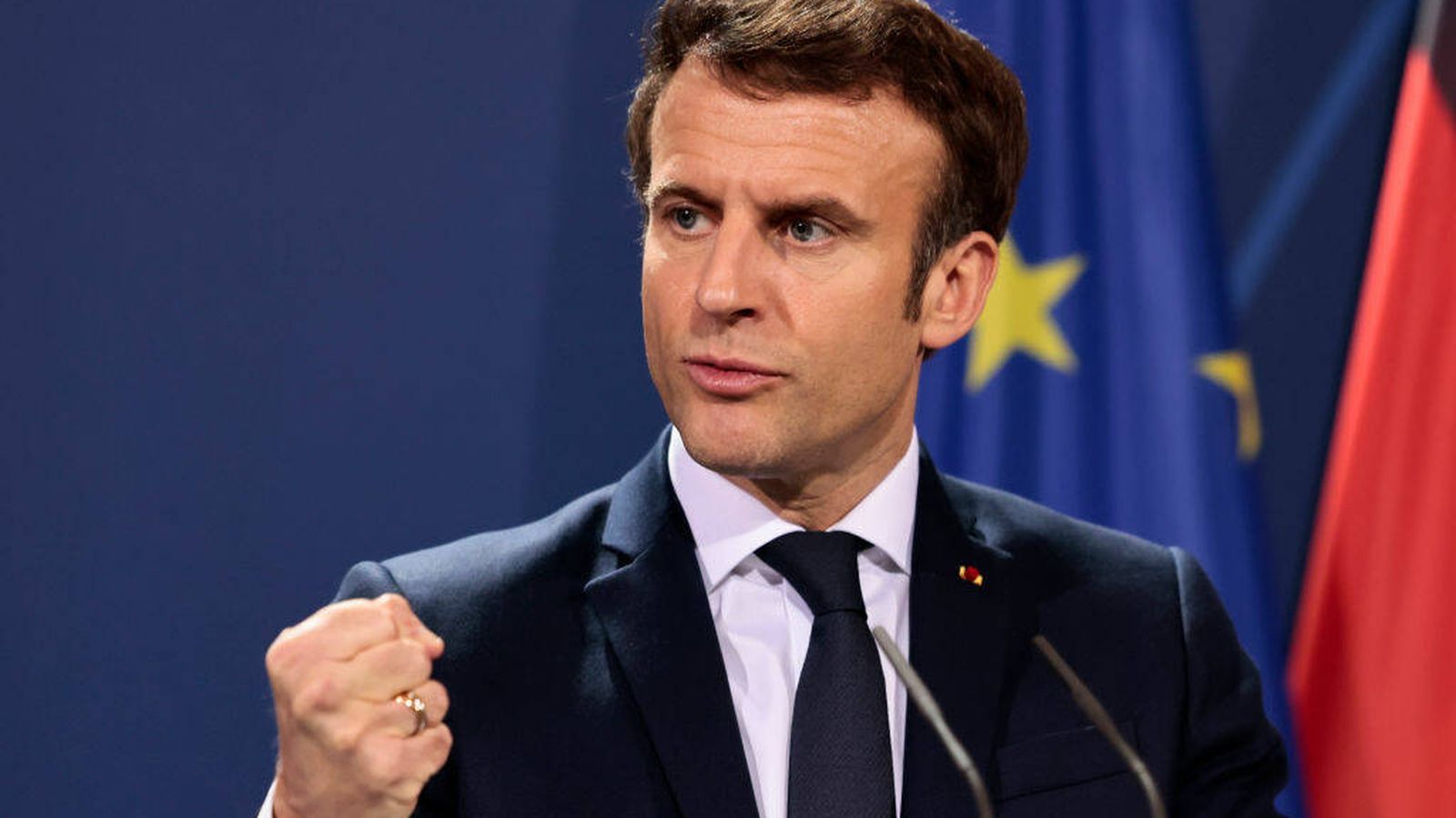 Emmanuel Macron a lo Zelenski, desaliñado pero sexy causa furor en el Elíseo