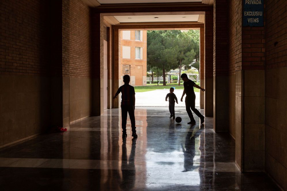Foto: Niños jugando al fútbol dentro de un edificio en Barcelona (EFE)