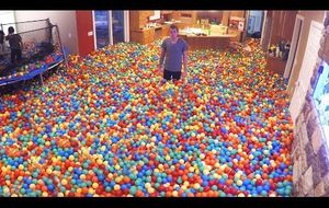 Roman Atwood convierte su salón en una piscina de bolas