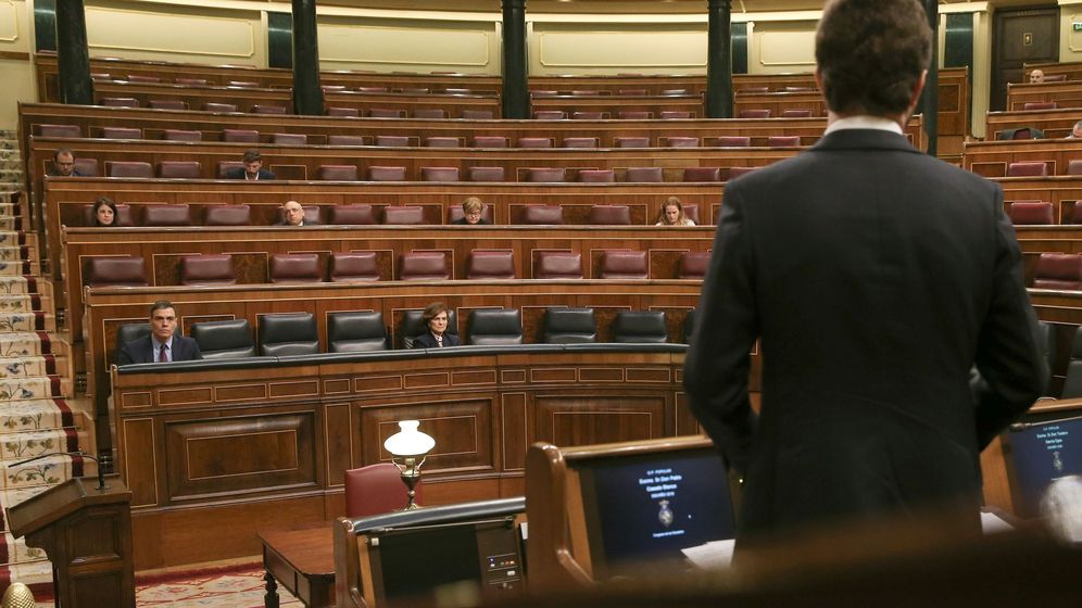 Foto: Pablo Casado, de espaldas, contesta a Pedro Sánchez en el Congreso. (EFE)