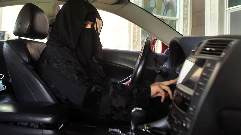 Foto: Una mujer conduce un coche en Arabia Saudí. (Reuters) 