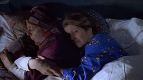 La escena de la pareja de lesbianas que fue cortada de la película 'Love Actually' 