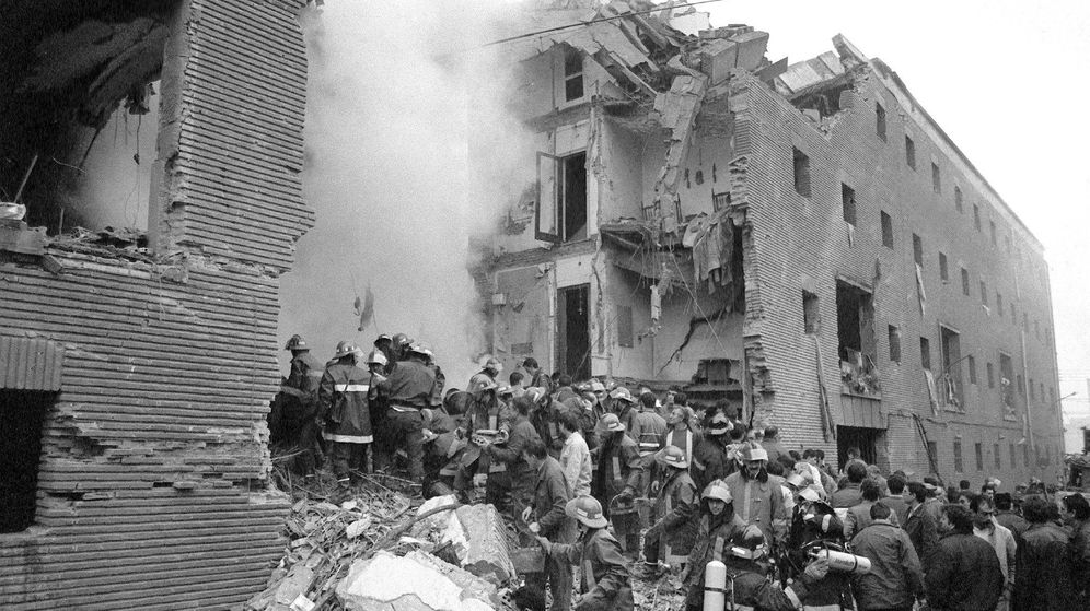 Foto: Foto de archivo del atentado contra la casa cuartel de la Guardia Civil de Zaragoza en 1987. (EFE)