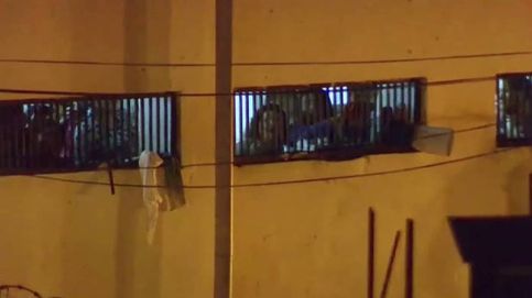 Reclusas de una cárcel de Lima piden ayuda desde las ventanas frente al coronavirus