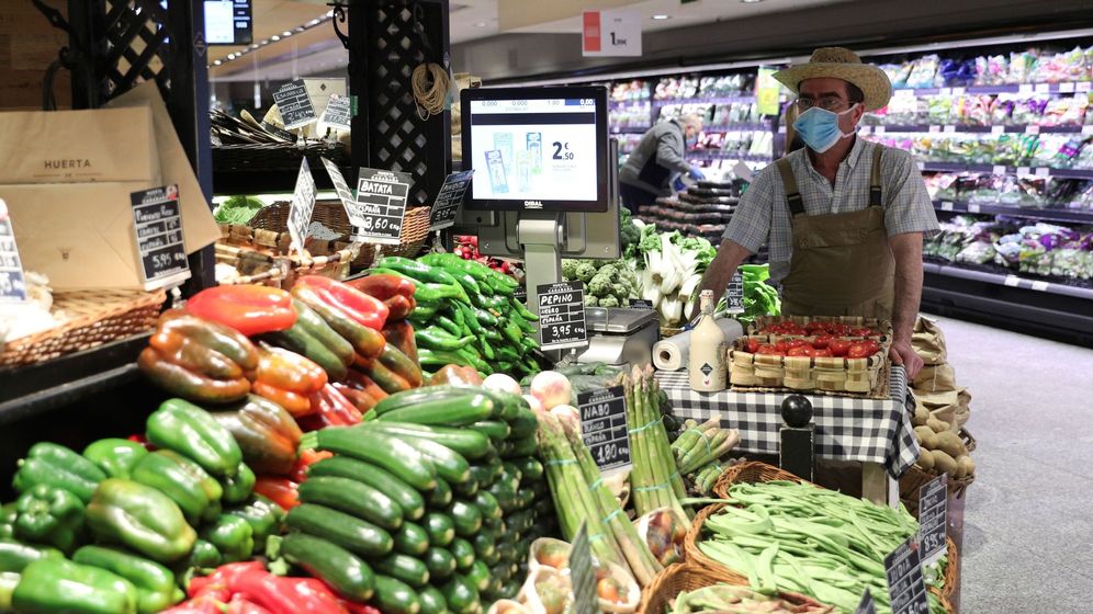 Foto: Un empleado con mascarilla y guantes en un supermercado en Madrid  (EFE)