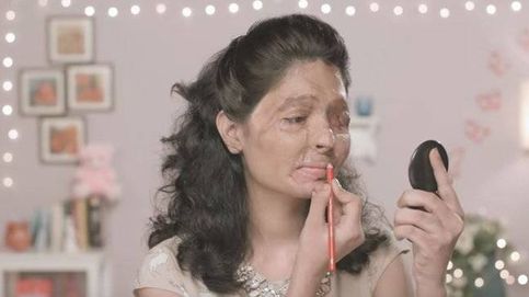 Una mujer india, víctima de un ataque con ácido, se convierte en gurú del maquillaje