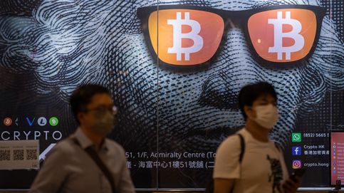 Bitcoin prohibido en China y frenesí en el Festival de cine de San Sebastián: el día en fotos