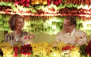 La reina, espectacular en una cena de gala en Manila