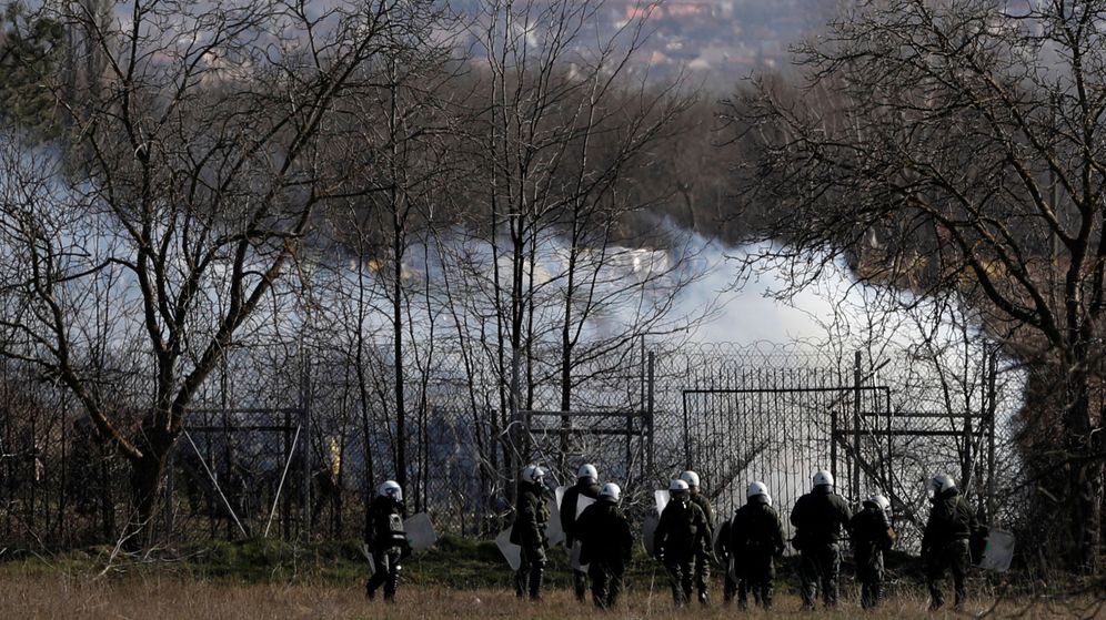 Foto: Oficiales de Policía griegos en la frontera con Turquía. (Reuters)