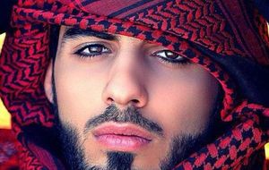 Omar Borkan Al Gala, el árabe expulsado por ser guapo