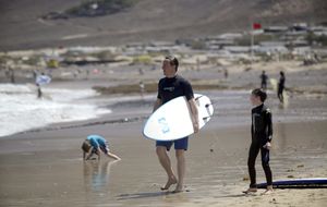 David Cameron y su familia disfrutan del surf en Lanzarote