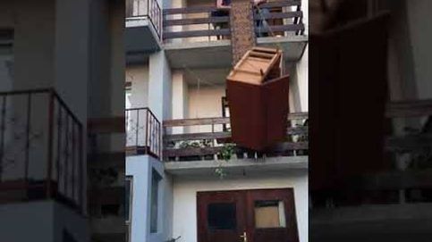 Hacen la mudanza por el balcón y acaba en desastre