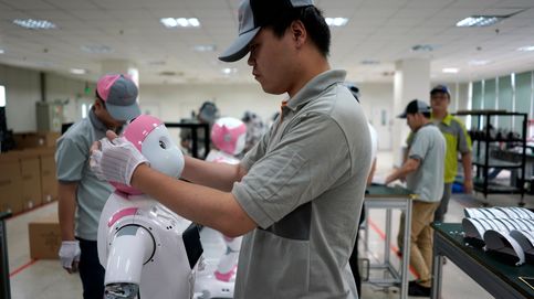 Así se construyen en China los robots que cuidarán de ti