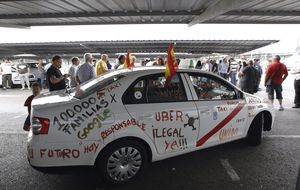 Los taxistas españoles ganan la batalla a Uber: cese y prohibición por competencia desleal
