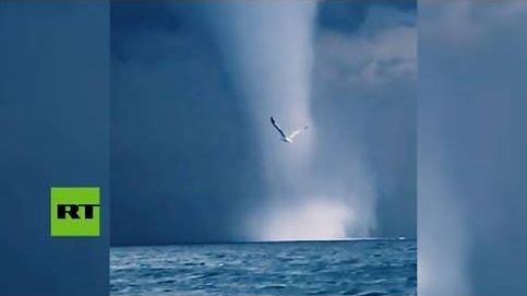 Unos pescadores logran grabar dos tornados marinos desde su barco