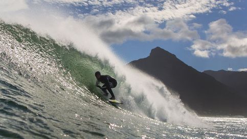 Así desafía un grupo de surfistas al temporal en Río de Janeiro