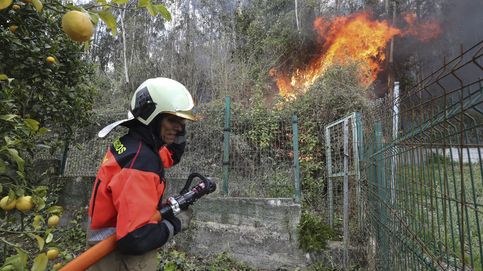Bomberos luchan contra el fuego en Oviedo y Alonso ilusiona en Australia: el día en fotos
