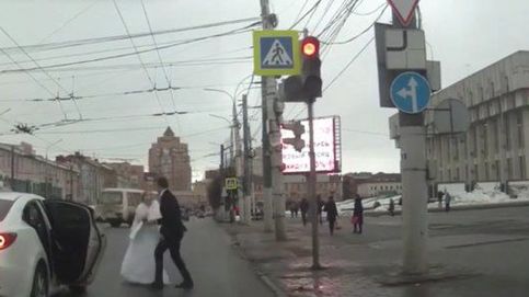 La pelea viral de unos novios recién casados tras salir de la iglesia
