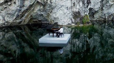 Así interpreta su obra este pianista ruso: flotando en un lago